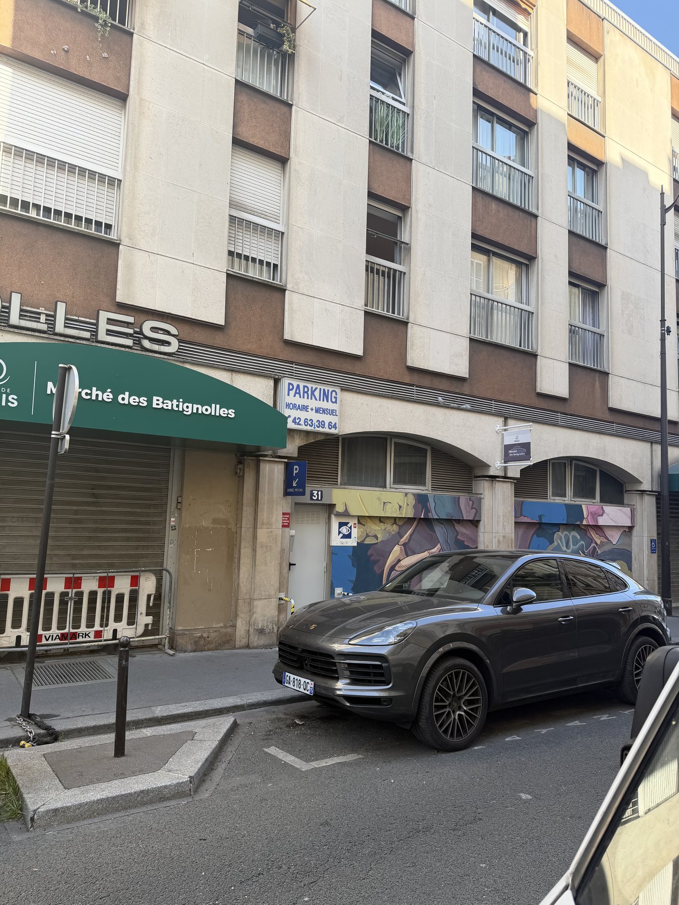 Façade et entrée du parking, rue Brochant